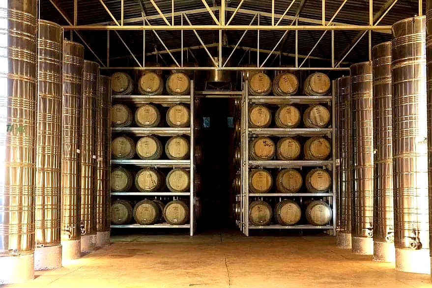 barris-toneis-cachaca-batista-prateleira-cachararia-santa-cruz.jpg